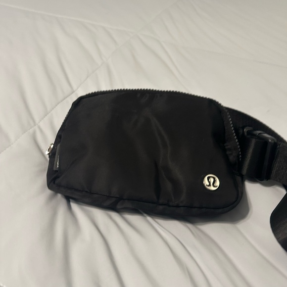 lululemon athletica everywhere belt bag 1L black EUC - Picture 3 of 8